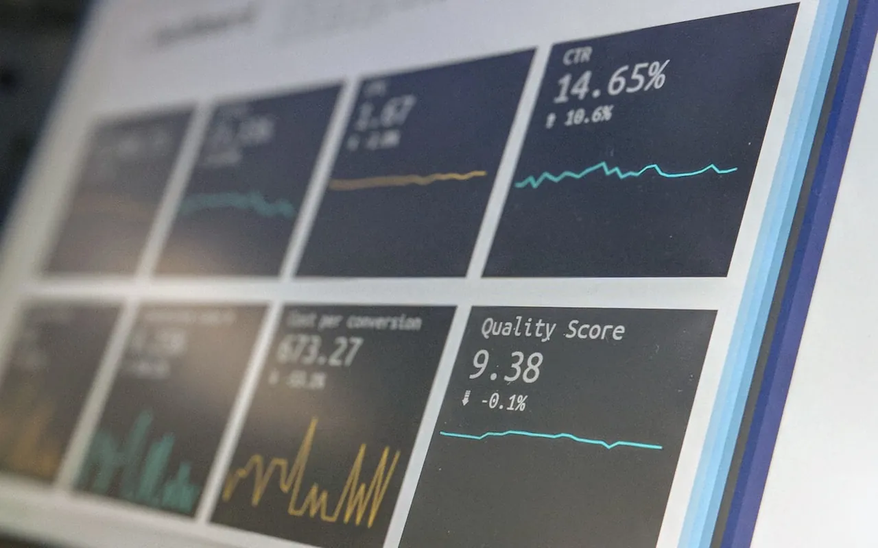 Live metrics and quality scores on a monitoring dashboard